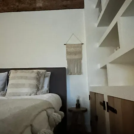 No. 42 לינה וארוחת בוקר